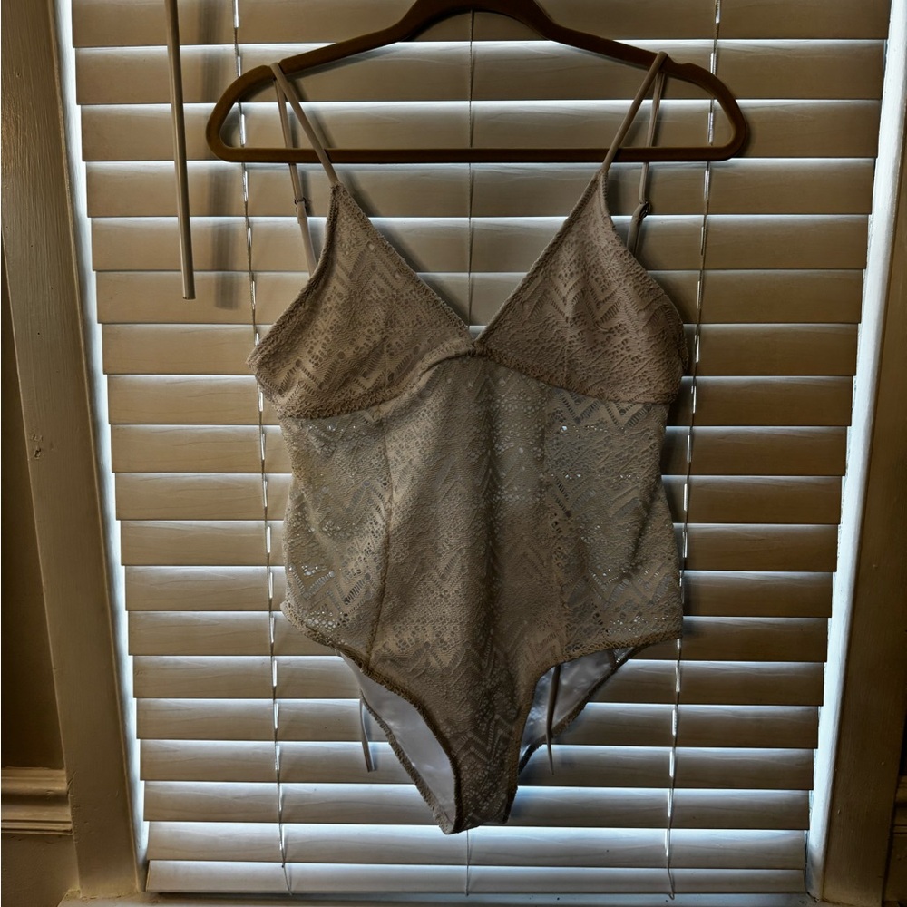 Women’s One-Piece White Swimsuit with Delicate Lace Texture